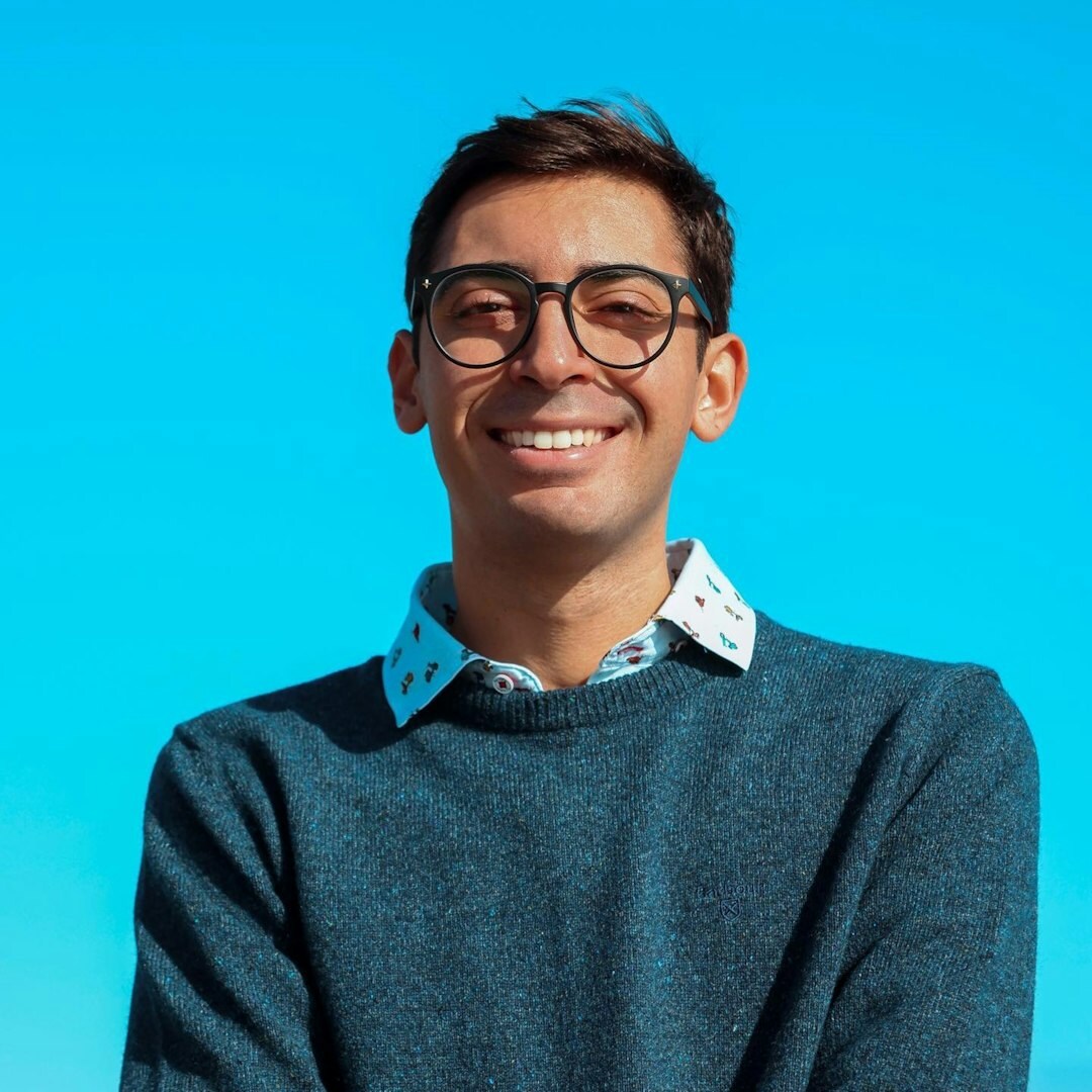 Professional portrait of a Norwegian man journalist with glasses